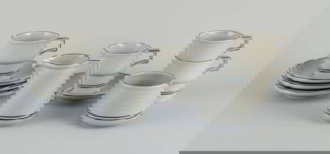 Bing & Grøndahl ”Colombia”. Four pairs of coffee cups & saucers in stoneware, with: Bing & Grøndahl ”Colombia”. Four pairs of coffee cups and saucers in stoneware, along with a sugar bowl and creamer. From the 1970s. Model: 305. Marked. In perfect condition. First fa