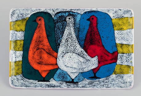 Italian ceramic studio, ceramic dish with a motif of three doves. Approx. 1970s.: Italian ceramic studio, ceramic dish with a motif of three doves. Hand-glazed. Polychrome glaze. From around the 1970s. In perfect condition. Signed. Dimensions: Width 31.5 cm x Depth 20.5 cm x Height