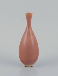Berndt Friberg (1899-1981) for Gustavsberg. Large unique ceramic vase. Hare's fur glaze in light: Berndt Friberg (1899-1981) for Gustavsberg. Large unique ceramic vase. Hare's fur glaze in light brown tones. Mid-20th century. Signed. Perfect condition. Dimensions: H 20.5 cm x W 7.5 cm. Berndt Frib