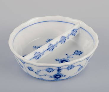 Royal Copenhagen Blue Fluted Plain. Ashtray in porcelain. Approx. 1930.: Royal Copenhagen Blue Fluted Plain. Ashtray in porcelain. Model number 1/1. Approximately 1930. Marked. In perfect condition. Second factory quality. Dimensions: Diameter 11.0 cm x Height 3.5 cm. Rese