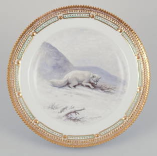 Royal Copenhagen Fauna Danica, porcelain dinner plate with a motif of arctic fox.: Royal Copenhagen Fauna Danica, porcelain dinner plate featuring a motif of an arctic fox. Gold rim. Hand-painted by H. Larsen. Painted outside the factory. Dating: 1926 Marked. Perfect condition. Seco