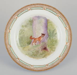 Royal Copenhagen Fauna Danica, dinner plate featuring a motif of a fox. Dated 1926: Royal Copenhagen Fauna Danica, dinner plate featuring a motif of a fox. Hand-painted. Gold rim. Painted outside the factory. Dating: 1926 Signed by Dodo. Perfect condition. Second factory quality. Dim