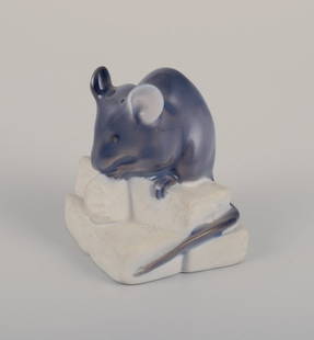 Royal Copenhagen porcelain figurine of a mouse.: Royal Copenhagen porcelain figurine of a mouse. Early 1900s. Model number: 510. In perfect condition. Marked. First factory quality. Dimensions: W 3.5 cm x H 4.0 cm. Reserve: $140.00 Shipping: Domesti