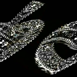 Vintage Marcasite Heart Pendant: Title: Vintage Marcasite Heart Pendant Description: Vintage Marcasite Heart Pendant Hallmarked: 925 Weighs 3.8 grams Measures Approx. 1 x .90 inchesDate/Period: VintageMaterials: Hallmarked: