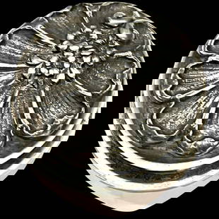 Antique Sterling Silver Trinket/Keepsake Case with Raised Floral Design: Title: Antique Sterling Silver Trinket/Keepsake Case with Raised Floral Design Description: Antique Sterling Silver Trinket/Keepsake Case with Raised Floral Design Hallmarked: Sterling Weighs 25.6 gra
