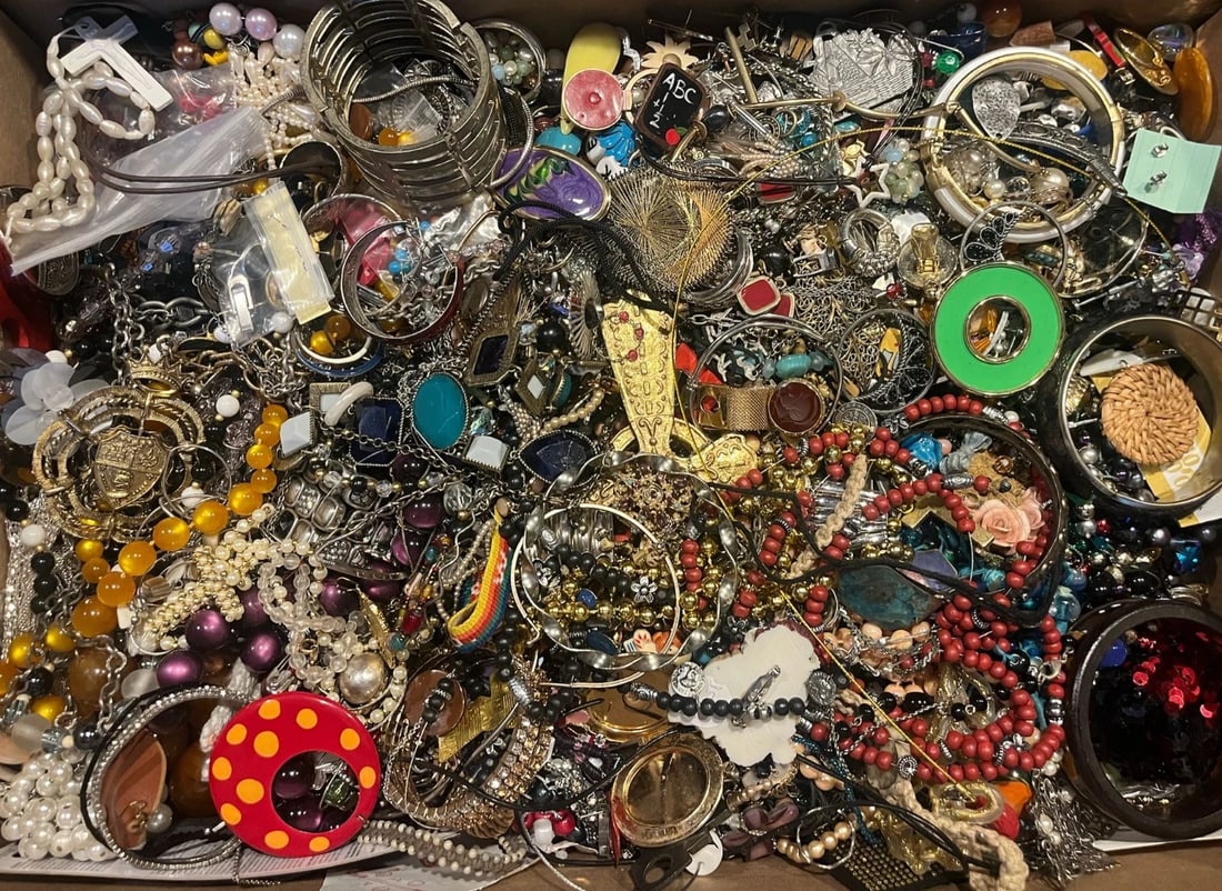 Large Lot of Mix Jewery, Beads, Spairs and Repairs, SOLD AS PICTURED: Title: Large Lot of Mix Jewery, Beads, Spairs and Repairs, SOLD AS PICTURED Description: Large Lot of Mix Jewery, Beads, Spairs and Repairs, SOLD AS PICTURED Weighs: Over 15 lbs Measures: Varies Date/