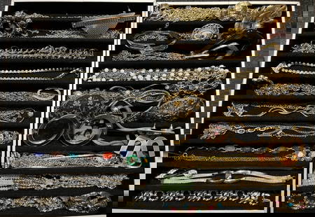 Large Lot of Vintage Sliver and Gold Tone Costume Jewelry- 1 lbs 14 oz: Title: Large Lot of Vintage Sliver and Gold Tone Costume Jewelry- 1 lbs 14 oz Description: Large Lot of Vintage Sliver and Gold Tone Costume Jewelry- 1 lbs 14 oz Weighs:1 lbs 14 oz Measures: Varies Da