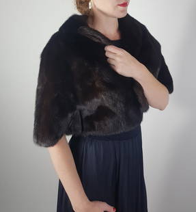 MAHOGANY MINK FUR CAPE EU: XL ; US: 20: Title: MAHOGANY MINK FUR CAPE EU: XL ; US: 20 Size/Dimensions: Approximate size- EU: XL; US: 20 : Important details: Length: 40cm/15.75in -Shoulders width:40cm/15.75in -Sleeve Length:40cm/15.75in -Bus
