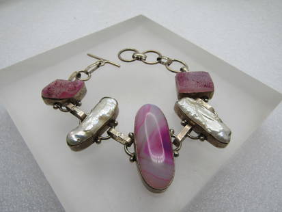 Vintage Pink Quartz and Pearl Bracelet, 7.75", Toggle Clasp. 1990's: Vintage Pink Quartz and Pearl Bracelet, 7.75", Toggle Clasp. 1990's or shortly thereafter. Dyed pink agate like center oval stone with drusy quartz like stones at the ends with freshwater baroque pear