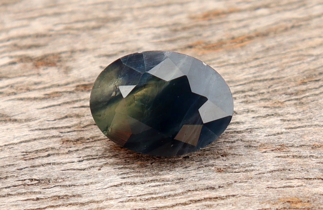 Natural Parti Sapphire 1.53 carat: Title:Natural Parti Sapphire 1.53 carat Additional Info:Gemstone: Natural SapphireCarat Weight: 1.53Shape/Cut: Oval CutMeasurements: 7.80x5.70x3.81mmColor: Yellowish Dark blueTransparency: Translucent