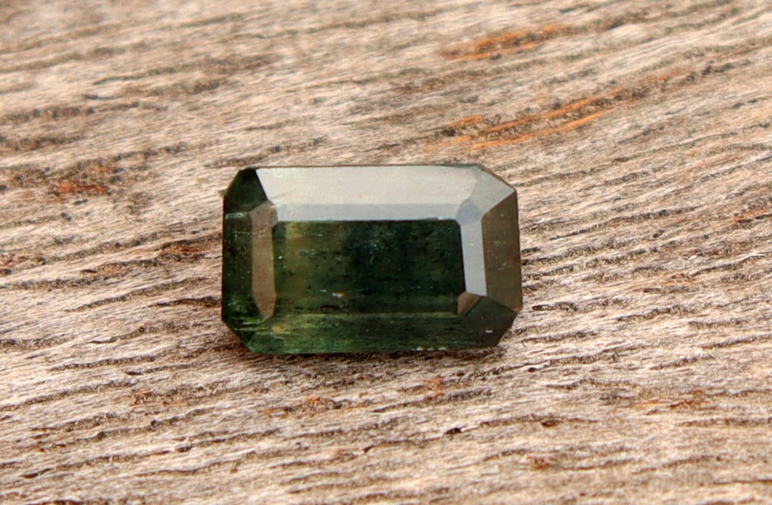 Natural green Teal Sapphire 0.80 carat (1 of 5)