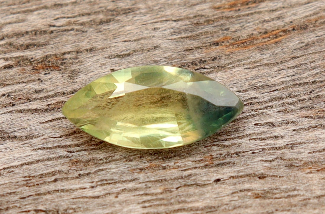 Natural blue green Teal Sapphire 0.69 carat: Title:Natural blue green Teal Sapphire 0.69 carat Additional Info:Gemstone: Natural SapphireCarat Weight: 0.69Shape/Cut: Marquise CutMeasurements: 8.53x3.87x2.32 mmColor: Blueish GreenTransparency: Tr