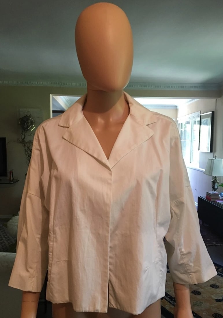 Chic Marni White Cotton Jacket Size 42: DK Marni White Cotton Jacket Size 42 · Wonderful blouse that is a necessity in your collection. · The blouse should be an article in your closet! · This is a European size 42, true to s