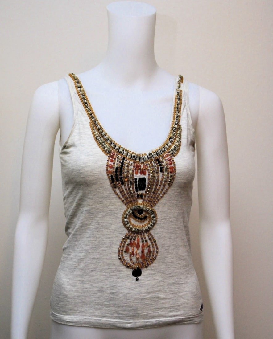 ETRO MILANO ITALY size 40 TANK TOP SHIRT BEADS 100% COTTON: N 10NH AUTHENTIC ETRO MILANO SIZE: 40 TANK TOP SIZE: 40 100% COTTON STRETCHY Etro is a New Tradition brand, this means that it functions through the combination of artisan know-how and creative experi