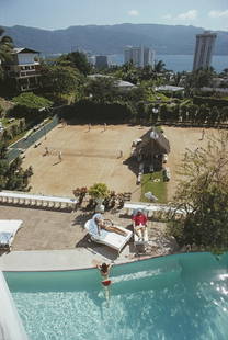 La Barranca ' By Slim Aarons Oversized C Type: Description ' La Barranca ' by Slim Aarons Bandleader Teddy Stauffer (1909 - 1991) at La Barranca, Warren Avis' villa in Acapulco, January 1971. (Photo by Slim Aarons/Getty Images) Paper size 40 x 60