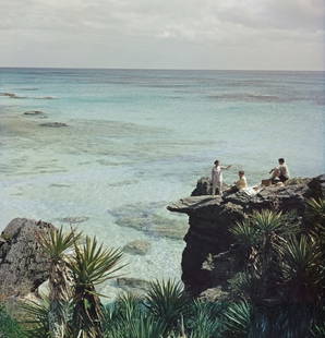 A Nice Spot For Lunch ' By Slim Aarons Oversized C Type: Description ' A Nice Spot For Lunch ' by Slim Aarons A group enjoy a picnic at a rocky coastline in Bermuda, 1957. (Photo by Slim Aarons/Hulton Archive/Getty Images) Paper size 16 x 16 inches / 41 x 4