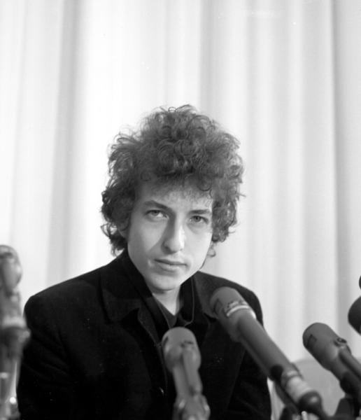 Dylan At A Press Conference In Los Angeles ' By Michael Ochs: Description ' Dylan At A Press Conference In Los Angeles ' by Michael Ochs LOS ANGELES - DECEMBER 16: Bob Dylan holds court at a press conference on December 16, 1965 in Los Angeles, California. (Phot