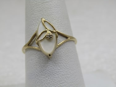 Vintage 14kt Mother-of-Pearl Floral Overlay Ring with Diamond, Sz. 8