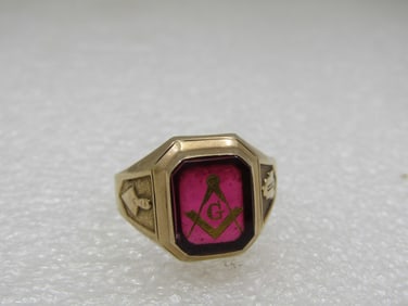 10kt Masonic Ring, Created Ruby, Sz. 13.25.