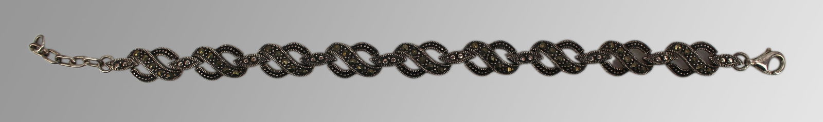 Vintage Marcasite Silver Bracelet: Vintage Marcasite Silver Bracelet Weight 12.4 g. Length 19 cm Good vintage condition Reserve: $27.20 Shipping: Domestic: Flat-rate of $54.40 to anywhere within the contiguous U.S. Internatio