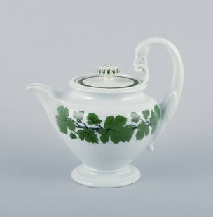 Meissen, Germany, Green Ivy Vine, teapot with swan-shaped handle. Hand-painted.: Meissen, Germany, Green Ivy Vine, teapot with swan-shaped handle. Hand-painted. Approximately 1930. Marked. First factory quality. In perfect condition. Appears unused. Dimensions: Height 16.5 cm incl