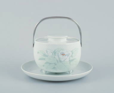 Tapio Wirkkala for Rosenthal Studio-linie, "Century Blütentraum". Sauce boat on three feet with: Tapio Wirkkala (1915-1985) for Rosenthal Studio-linie, "Century Bl&#252;tentraum". Sauce boat on three feet with a matching underplate decorated with a flower motif. Handle made of stainless steel. Ye
