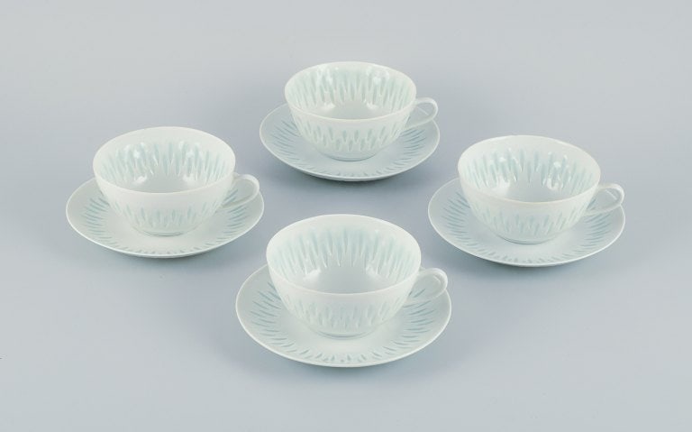 Friedl Holzer-Kjellberg for Arabia, Finland, four pairs of large tea cups with saucers in rice: Friedl Holzer-Kjellberg for Arabia, Finland, four pairs of large tea cups with saucers in rice porcelain. Approximately from the 1970s. Perfect condition. Cup: Diameter 10.5 cm without handle. Saucer: