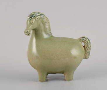 Stig Lindberg (1916-1982) for Gustavsberg. Horse figurine in glazed stoneware with a light green: Stig Lindberg (1916-1982) for Gustavsberg. Horse figurine in glazed stoneware with a light green shade. In excellent condition. Signed: Gustavsberg Sweden. Sticker. Dimensions: B 16.0 cm. x 16.0 cm. R