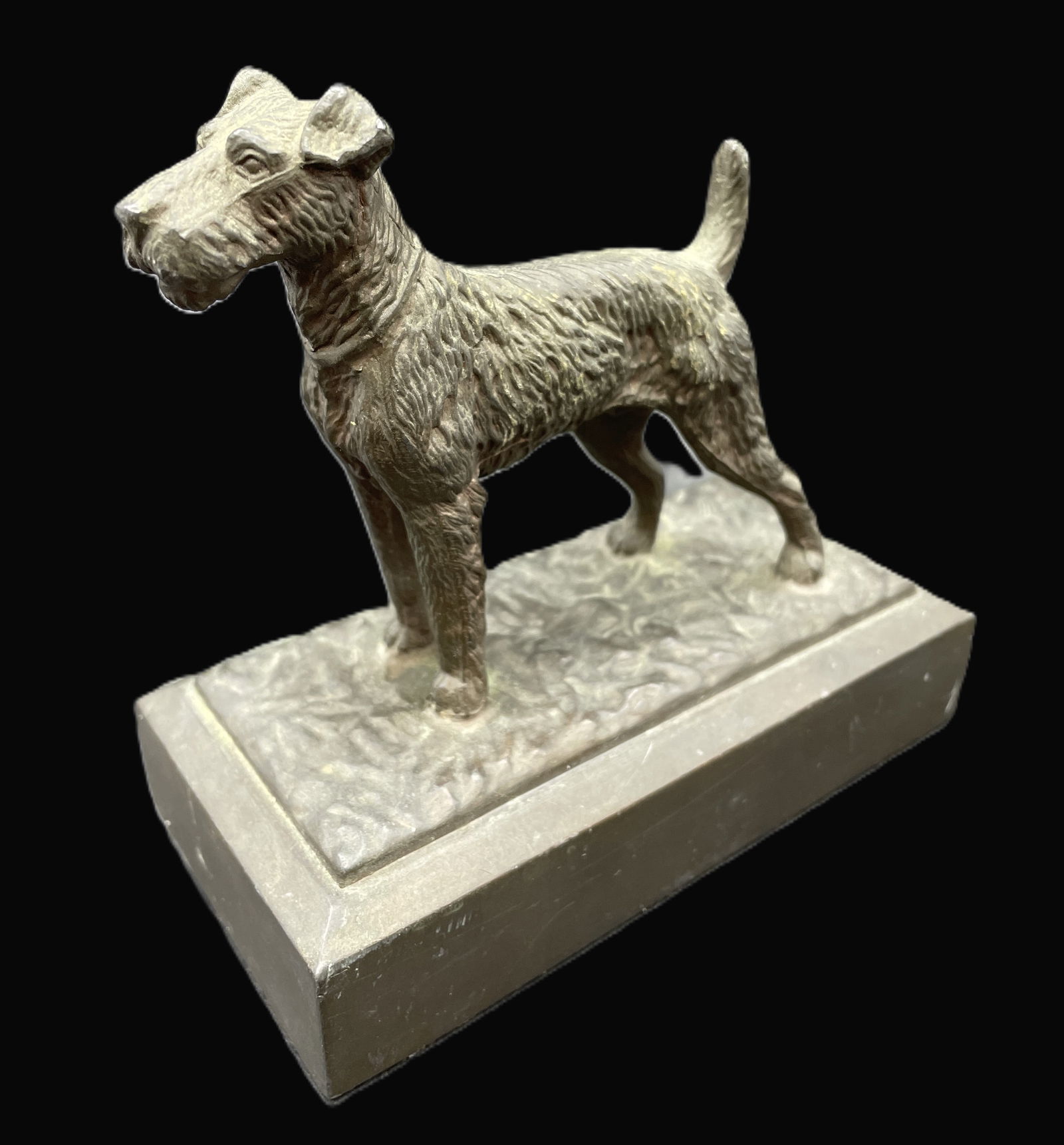 AIREDALE IRISH TERRIER DOG BOOKEND Cast Spelter Metal: Title: AIREDALE IRISH TERRIER DOG BOOKEND Cast Spelter Metal Date/Period: unknown Dimension: Approx 5 x 5 x 2.5 Material: metal Additional Information: AIREDALE IRISH TERRIER DOG BOOKEND DOORSTOP Cast
