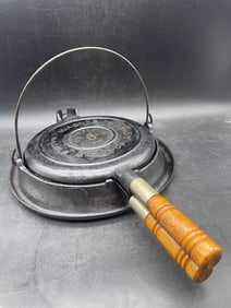 Wagner #8 Cast Iron Waffle Iron 1910 Sidney Low Base