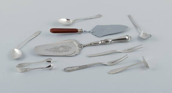 A collection of 9 pieces of various plated silver. Among other things, cake spatulas, food pushers,: Title:A collection of 9 pieces of various plated silver. Among other things, cake spatulas, food pushers, WMF, Germany, and more. Description:A collection of 9 pieces of various plated silver. Among o