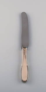 Evald Nielsen number 14 dinner knife in hammered silver (830) and stainless steel. 1920s. Two pcs in: Title:Evald Nielsen number 14 dinner knife in hammered silver (830) and stainless steel. 1920s. Two pcs in stock. Description:Evald Nielsen number 14 dinner knife in hammered silver (830) and stainles