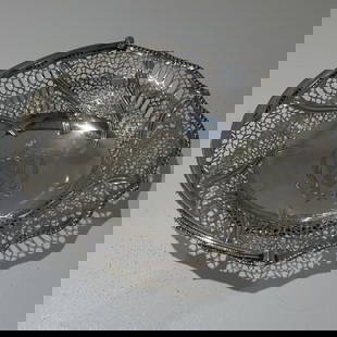 18th Century George III Antique Sterling Silver Cake Basket London 1771 Edward Aldridge: Title:18th Century George III Antique Sterling Silver Cake Basket London 1771 Edward Aldridge Description:Description A very good quality 18th century swing handled oval cake basket with a decorative