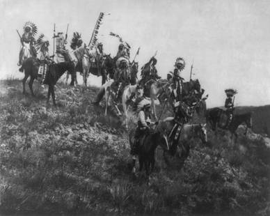 1907, OGLALA WAR PARTY; BY EDWARD CURTIS: Title: 1907, OGLALA WAR PARTY; BY EDWARD CURTIS Artist/Source: EDWARD SHERIFF CURTIS Original Date: 1907 (ORIGINAL SOURCE) Dimensions: 8X10 Description:  || UNITED STATES SHIPPING ONLY!|| This lot is