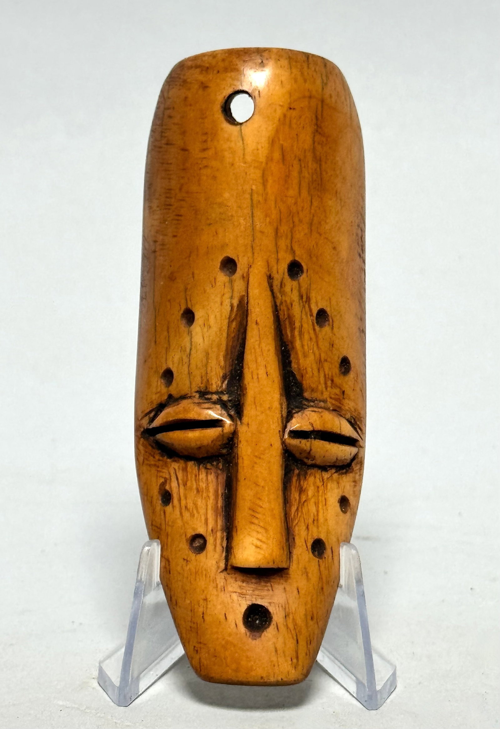 Ancient Ikhoko amulet + stand PENDE - DR Congo: Ikhoko pendants are crafted by the Pende people. Most of the Pende masks are carved in the Katundu style, which is the name of the very important chiefdom of this central region. The Ikhoko are the sm