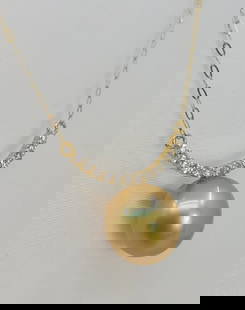 Necklace with pendant - 18 kt. Yellow gold - 0.20ct. tw. - 11.2mm South Sea Pearl: Title: Necklace with pendant - 18 kt. Yellow gold - 0.20ct. tw. - 11.2mm South Sea Pearl Description: Emerging from the warm oceans of Australia, this pearl has a natural deep golden colour with a sat