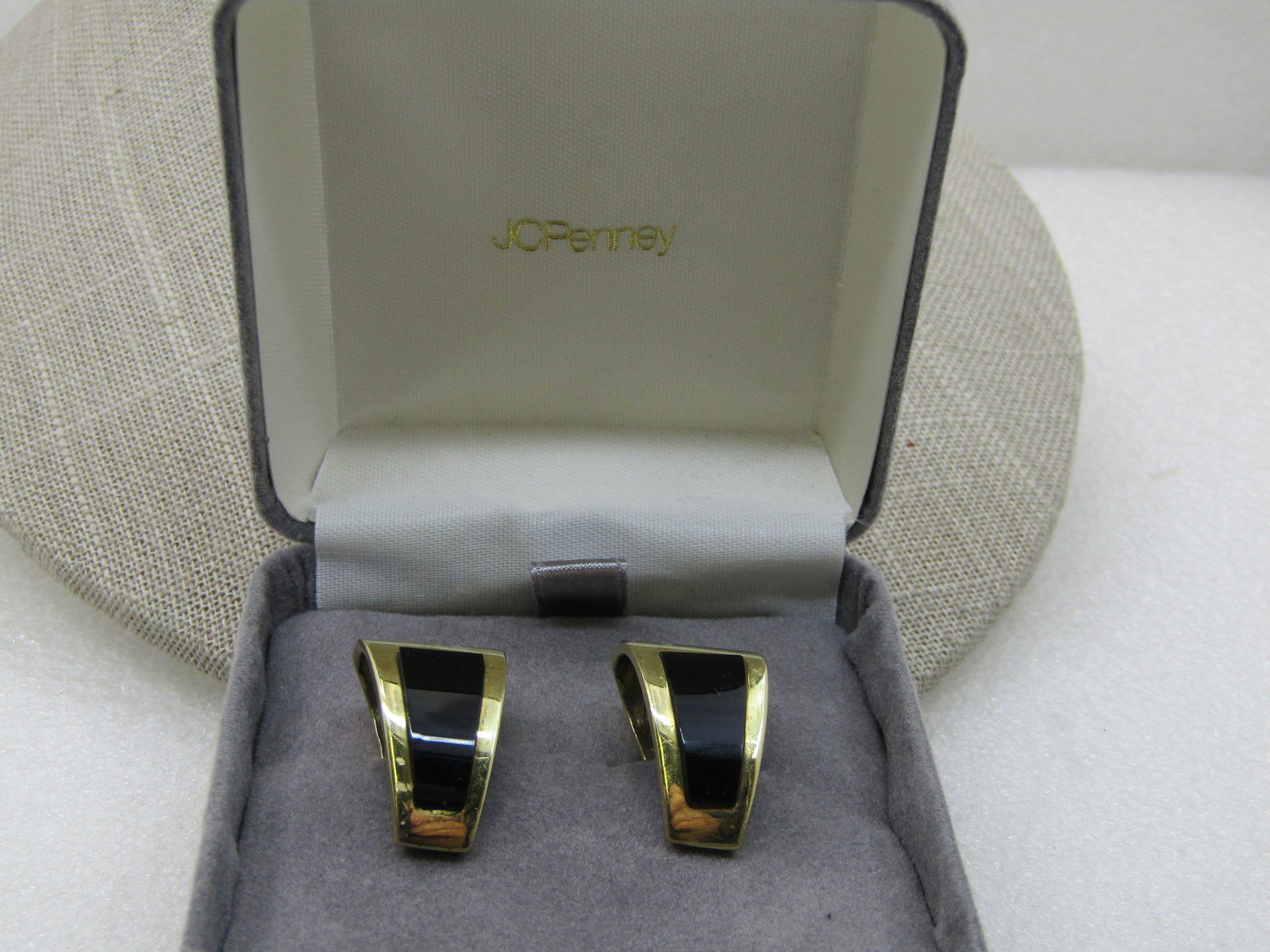 Vintage 14kt Inlaid Onyx Clip Earrings, Signed, 10.90 gr.: Title:Vintage 14kt Inlaid Onyx Clip Earrings, Signed, 10.90 gr. Description:Vintage 14kt Inlaid Onyx Clip Earrings, Signed, 10.90 gr., 7/8" long 1/3" wide on top and they widen out to 5/8" at the bott
