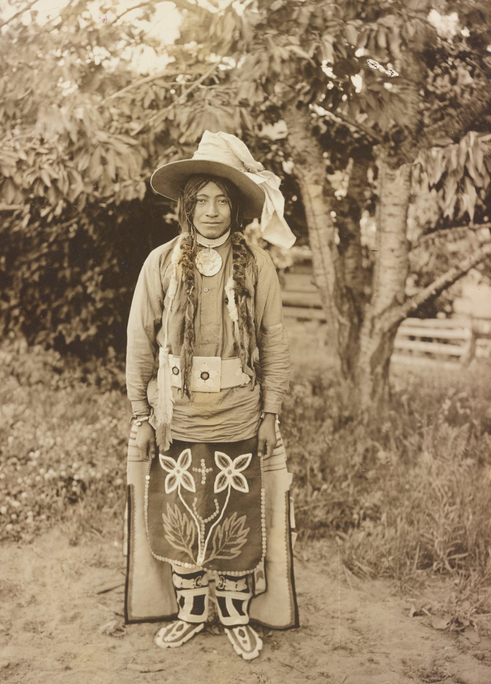 19X13" LG FORMAT, 1910, PLATEAU INDIAN MAN: Title: 19X13" LG FORMAT, 1910, PLATEAU INDIAN MAN Artist/Source: BY CHARLES REEVES Original Date: SEE TITLE Dimensions: 19X13 Description: || UNITED STATES SHIPPING ONLY! || This lot is a Dye Based Ph