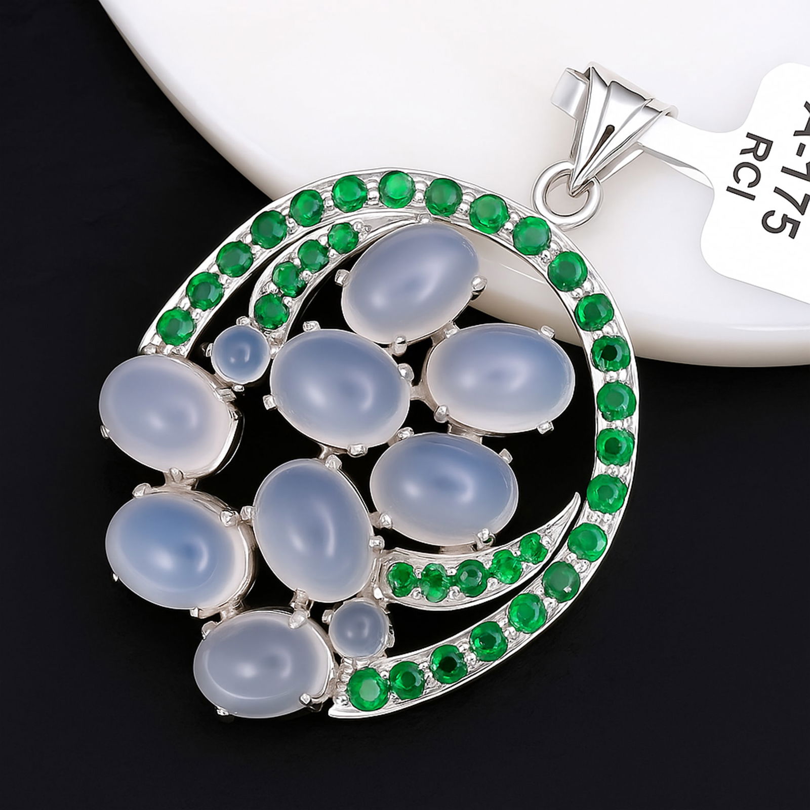 Natural Emerald & Moonstone Sterling Silver Pendant: Title:Natural Emerald & Moonstone Sterling Silver Pendant Description:Natural Emerald & Moonstone Sterling Silver Pendant Jewelry Type : Pendant Main Stone : Emerald & Moonstone Main Stone Shape : Ova