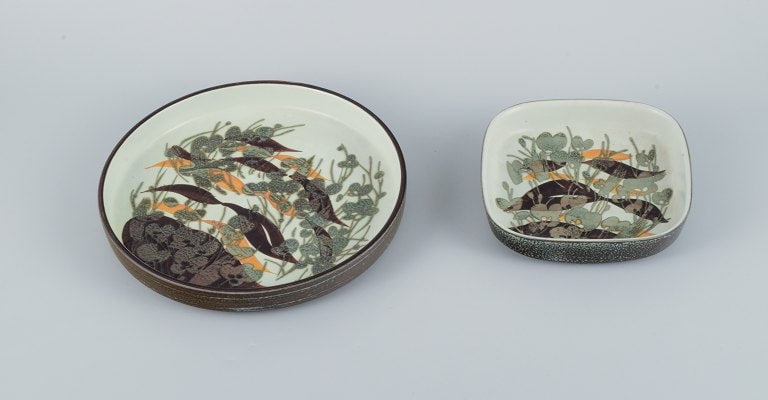 Ivan Weiss for Royal Copenhagen, two faience dishes.: Ivan Weiss for Royal Copenhagen, two faience dishes. 1980-1984. In excellent condition. Marked. Small dish in first factory quality. Large dish second factory quality. Large dish: D 25.5 x H 3.5 cm. R