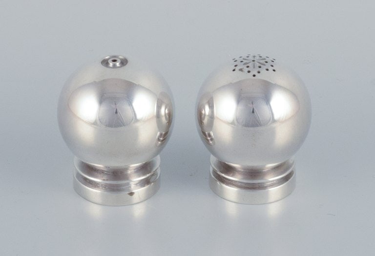 Harald Nielsen for Georg Jensen. A pair of Pyramid salt and pepper shakers in sterling silver.: Title:Harald Nielsen for Georg Jensen. A pair of Pyramid salt and pepper shakers in sterling silver. Description:Harald Nielsen for Georg Jensen. A pair of Pyramid salt and pepper shakers in sterling