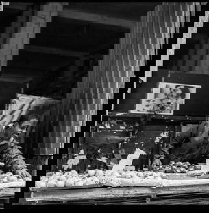 Happy Faces, Che Guevara & Fruit Seller, Havana - Silver Gelatin: Title: Happy Faces, Che Guevara & Fruit Seller, Havana - Silver Gelatin Photograph - Limited Edition of 10 Artist: Paul Cooklin Origin: United Kingdom Medium: Photography, Gelatin on Paper Dimensions: