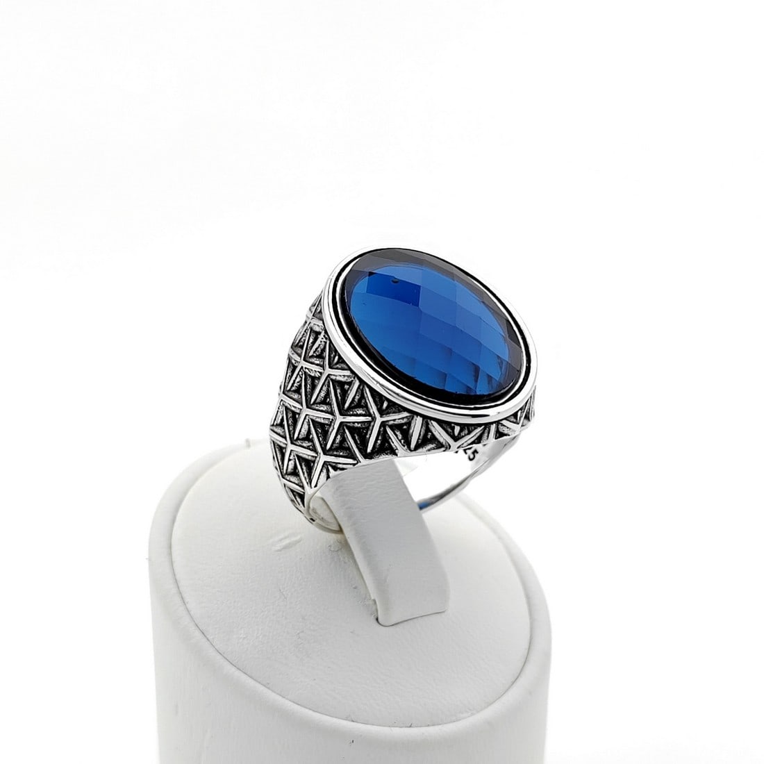 925 Silver Men's Ring with Blue Zircon: Title: 925 Silver Men's Ring with Blue Zircon Description: 925 Silver Men's Ring with Blue Zircon -Weight:13.2g -Size: US Size 12 (21.50mm) With Gift Box Express Shipping.Carrier:DHL Express Combine S