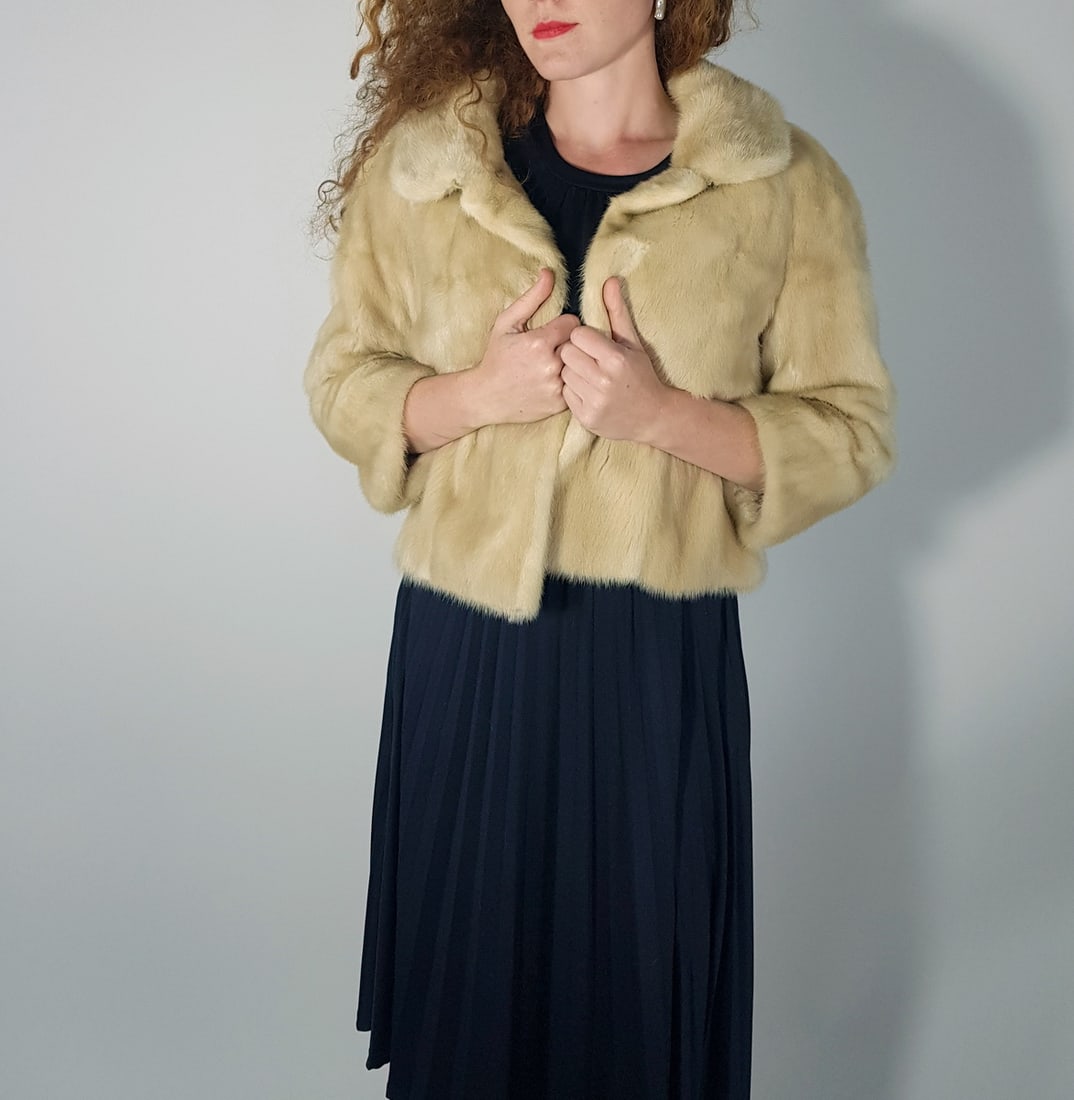 PEARL MINK FUR CAPE EU: XL ; US: 18: Title: PEARL MINK FUR CAPE EU: XL ; US: 18 Dimensions: Approximate size- EU: XL; US: 18 : Important details: Length: 55cm/21.65in -Shoulders width:40cm/15.75in -Sleeve Length:50cm/19.69in -Bust size (