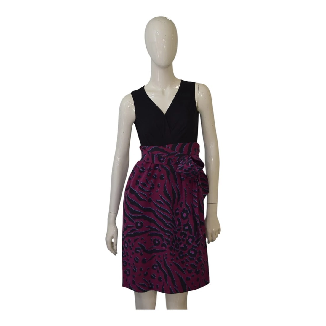 DKNY Donna Karan Black & Fuchsia Leopard Sleeveless Mini Dress size 6: DVF Diane Von Fustenberg Blue Red Silk Printed Long Sleeve Mini Dress DKNY Donna Karan Black & Fuchsia Leopard Sleeveless Mini Dress size 6 This DKNY printed dress is infused with the label's easygoin