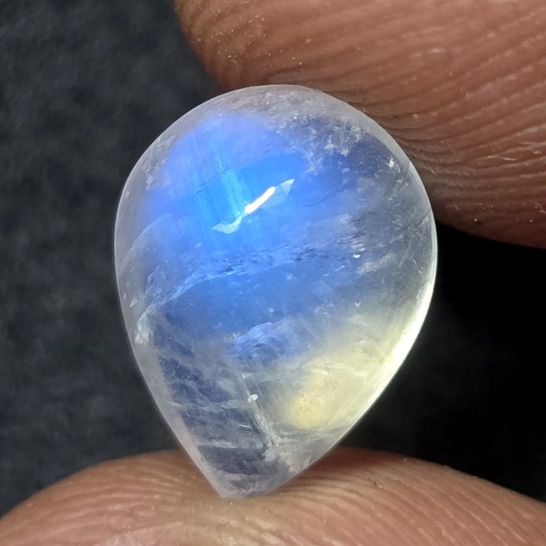 2.97 ct Natural Royal Blue Moonstone: Title:2.97 ct Natural Royal Blue Moonstone Description:Gemstones: Natural Blue Moonstone / Carat Weights: 2.97 ct / Size or Dimensions: 10.30 X 7.70 X 5.60 mm Approx Materials &Techniques:Moonstone Re