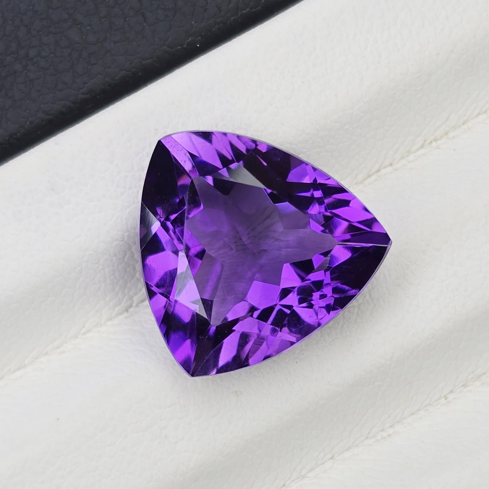 4.44 ct "Top Quality" Natural Deep Purple African Amethyst: Title:4.44 ct "Top Quality" Natural Deep Purple African Amethyst Description:Gemstones: Natural African Amethyst / Carat Weights: 4.40 ct / Size or Dimensions: 11.90 X 11.50 X 6.90 mm / Origin : Afric
