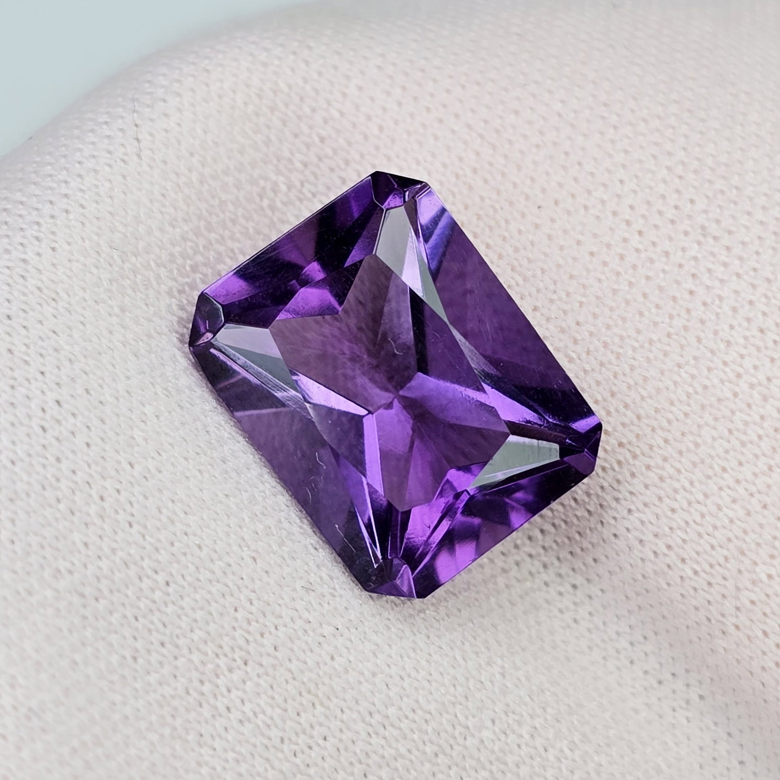 4.57 ct "Top Quality" Natural Deep Purple African Amethyst: Title:4.57 ct "Top Quality" Natural Deep Purple African Amethyst Description:Gemstones: Natural African Amethyst / Carat Weights: 4.57 ct / Size or Dimensions: 11.60 X 9.10 X 6.70 mm / Origin : Africa