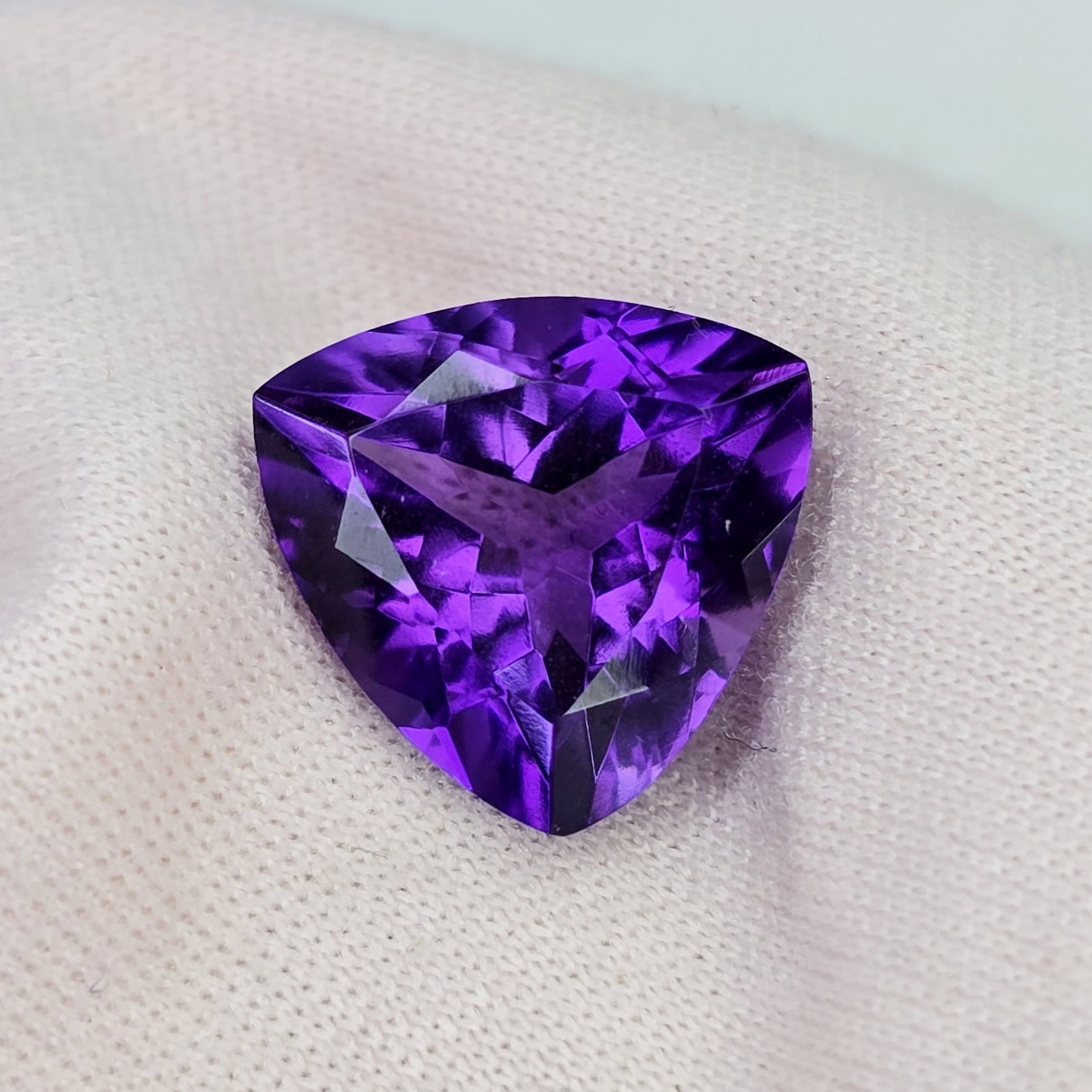 5.50 ct "Top Quality" Natural Deep Purple African Amethyst: Title:5.50 ct "Top Quality" Natural Deep Purple African Amethyst Description:Gemstones: Natural African Amethyst / Carat Weights: 5.50 ct / Size or Dimensions: 12 X 11.90 X 7.90 mm / Origin : Africa M
