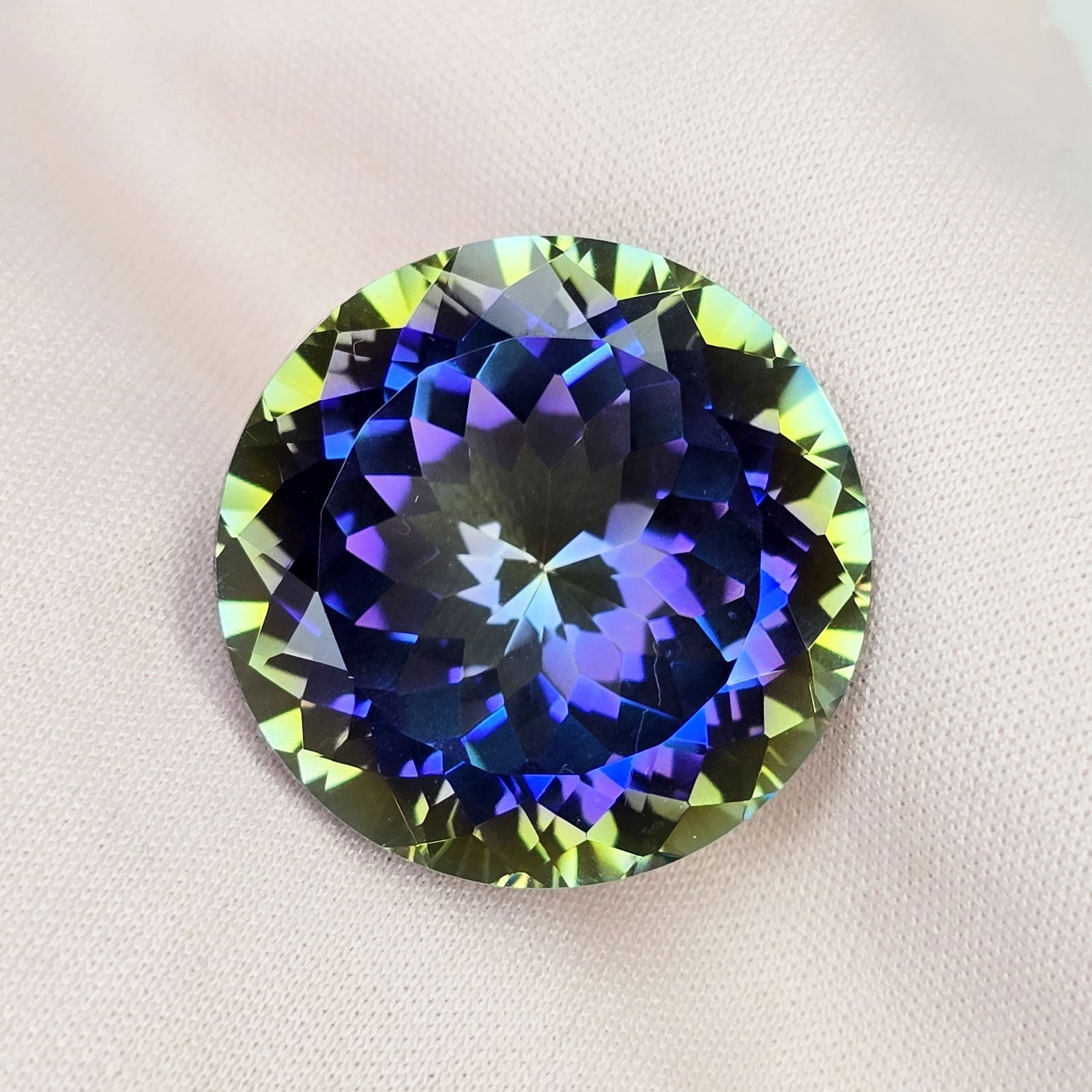 26.88 ct "Top Quality" Rainbow Mystic Quartz: Title:26.88 ct "Top Quality" Rainbow Mystic Quartz Description:Gemstones: Mystic Quartz / Carat Weights: 26.88 ct / Size or Dimensions: 19.80 X 19.80 X 13 mm / Treatment: Coated Materials &Techniques: